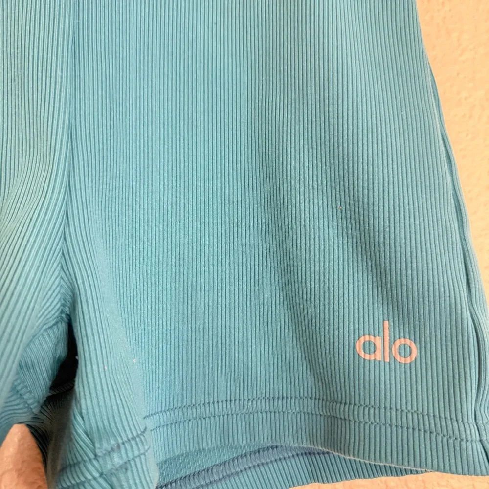 ALO yoga goddess ribbed high waist hot shorts - Picture 3 of 7